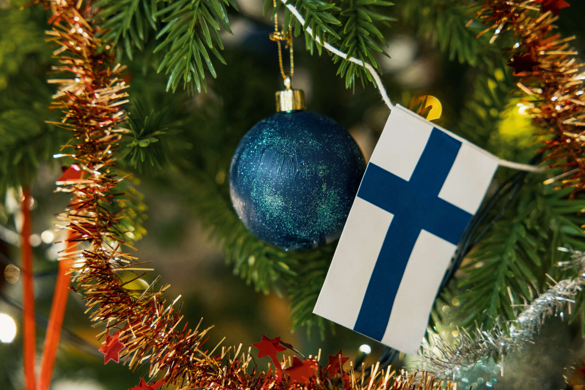 Joulukuusi jossa on Suomen lippu